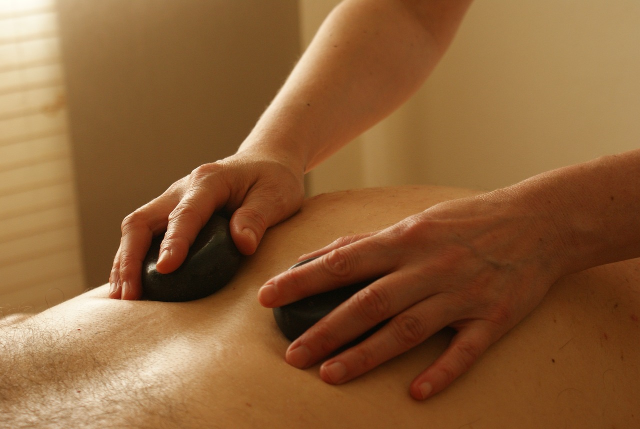 Hot-Stone-Massage mit warmen Basaltsteinen